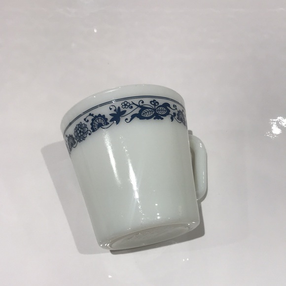 Vintage PYREX milk glass mug with blue floral border - Picture 3 of 4